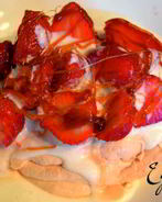 Десерт Анна Павлова с йогуртом, клубникой и сахарными нитями