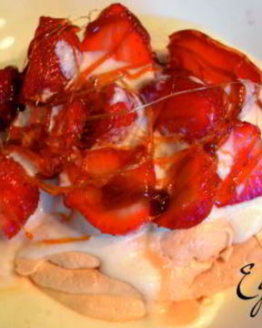 Десерт Анна Павлова с йогуртом, клубникой и сахарными нитями