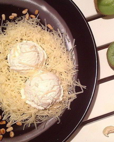 Рецепт гнезда из пармезана с пломбиром и орешками