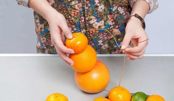 елка из фруктов и конфет