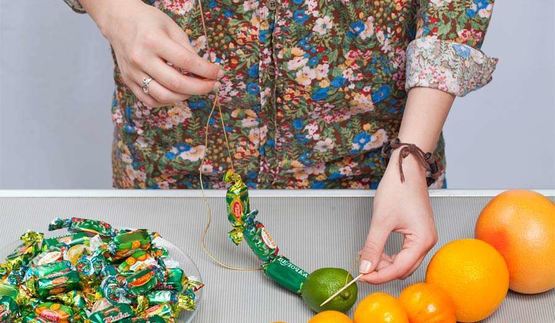 елка из фруктов и конфет