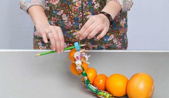 елка из фруктов и конфет