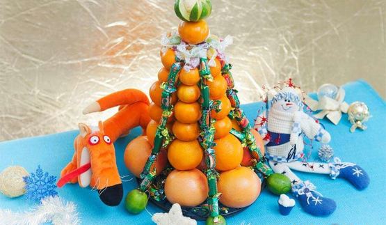 елка из фруктов и конфет