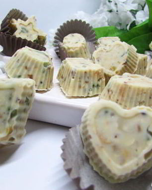 Конфеты из белого шоколада с орехами и цукатами