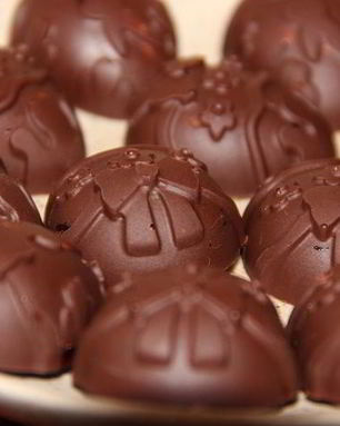 Шоколадные конфеты с курагой и вишневым джемом