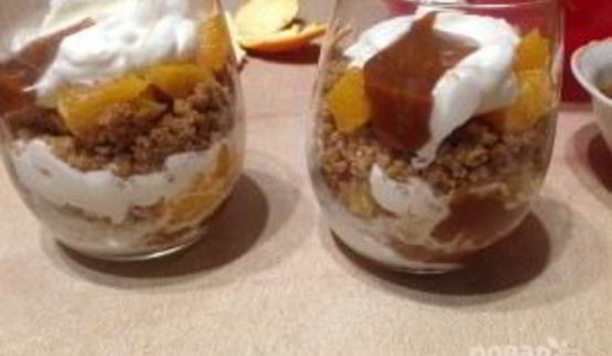 крамбл со взбитыми сливками и соленой карамелью