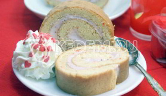 бисквитный рулет с клубничным кремом