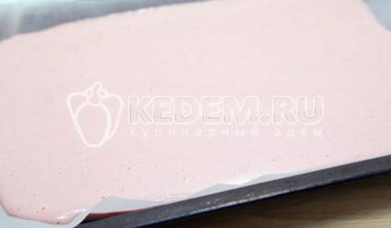 бисквитный рулет с клубничным кремом