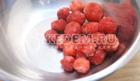 бисквитный рулет с клубничным кремом