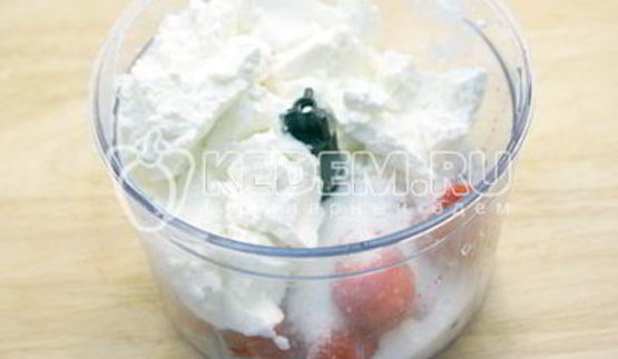 бисквитный рулет с клубничным кремом