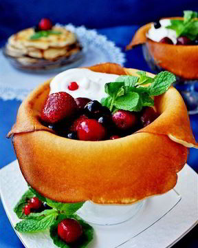 Блинчики десертные с сырным кремом и ягодами