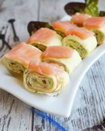 Блинные рулетики с крабовым кремом