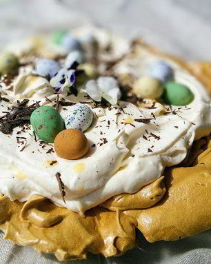 Карамельная Павлова со сливочным кремом и яичным ликером