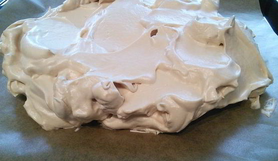 карамельная павлова со сливочным кремом и яичным ликером