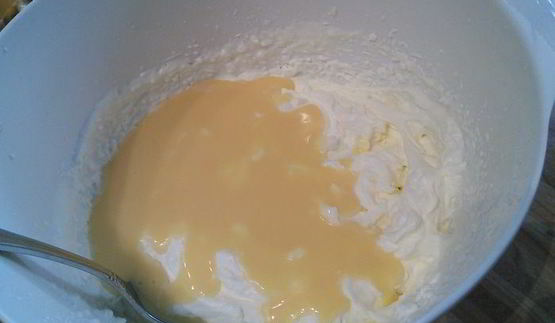 карамельная павлова со сливочным кремом и яичным ликером