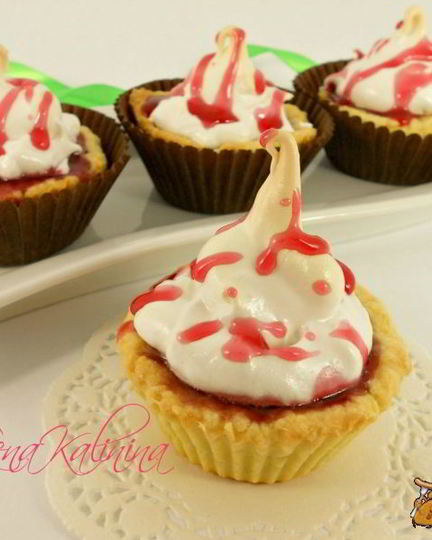 Рецепт песочных корзиночек с вишневым джемом и белковым кремом