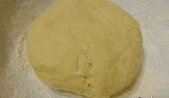 песочные корзиночки с вишневым джемом и белковым кремом