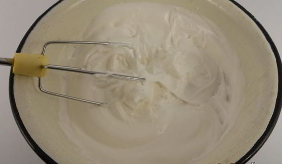 песочные корзиночки с вишневым джемом и белковым кремом