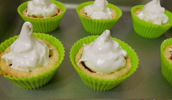 песочные корзиночки с вишневым джемом и белковым кремом