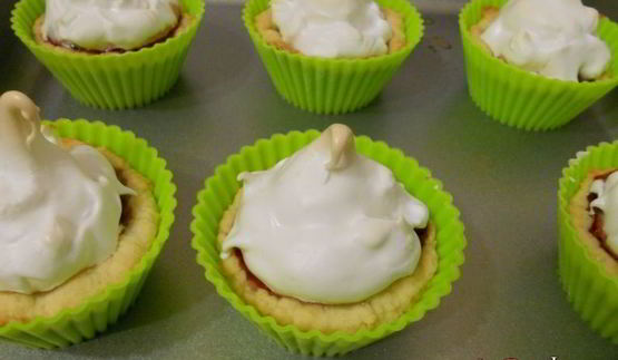 песочные корзиночки с вишневым джемом и белковым кремом