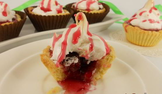 песочные корзиночки с вишневым джемом и белковым кремом