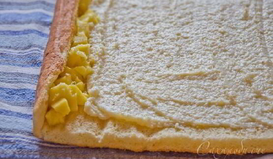 рулет с манго и кокосовым кремом