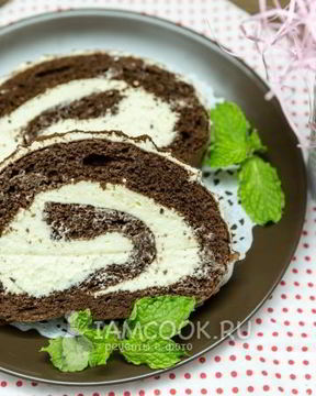 Шоколадный бисквитный рулет со сливочным кремом