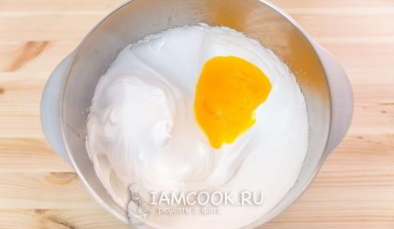 шоколадный бисквитный рулет со сливочным кремом