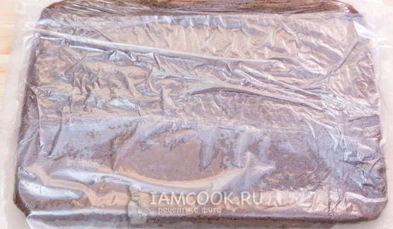 шоколадный бисквитный рулет со сливочным кремом