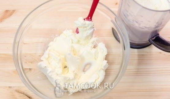 шоколадный бисквитный рулет со сливочным кремом