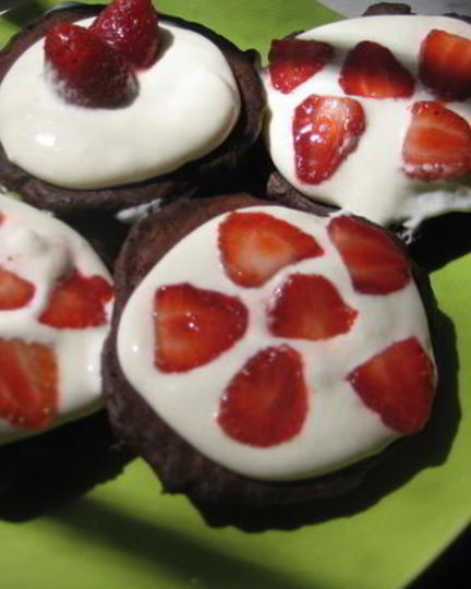 Рецепт шоколадных коржиков с кремом и клубникой