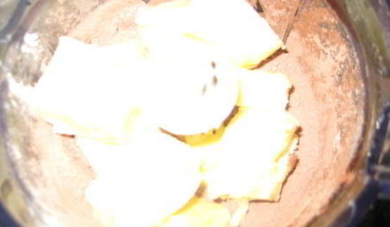 шоколадные коржики с кремом и клубникой