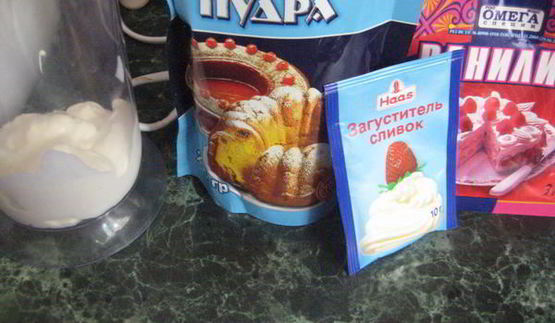 шоколадные коржики с кремом и клубникой