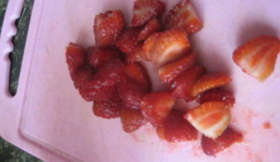 шоколадные коржики с кремом и клубникой