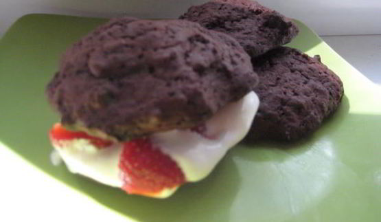 шоколадные коржики с кремом и клубникой