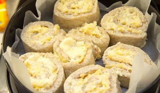улитки из творожного теста с творожным кремом и яблоками