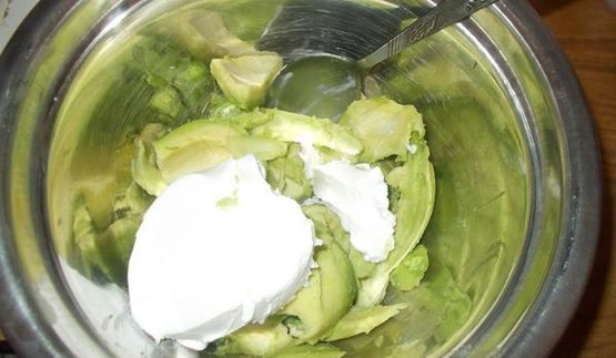 яички барашка на творожном креме из авокадо