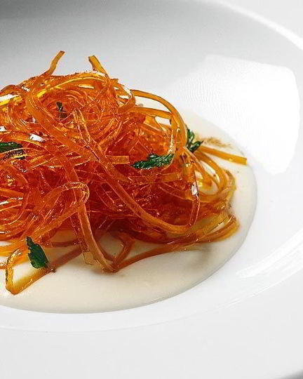 Рецепт яичных спагетти с чесночным кремом