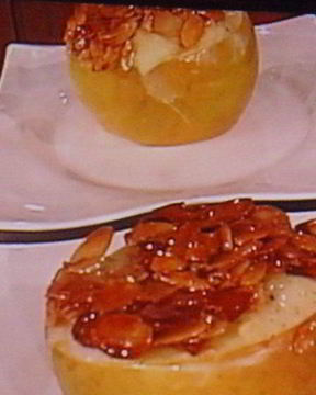 Заварной крем-пудинг, запеченный в яблоке, под миндальной корочкой