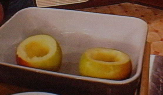 заварной крем-пудинг, запеченный в яблоке, под миндальной корочкой