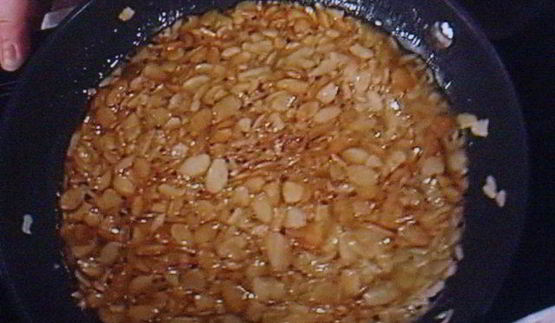 заварной крем-пудинг, запеченный в яблоке, под миндальной корочкой