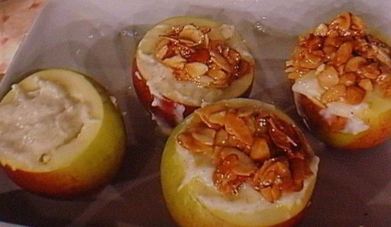 заварной крем-пудинг, запеченный в яблоке, под миндальной корочкой