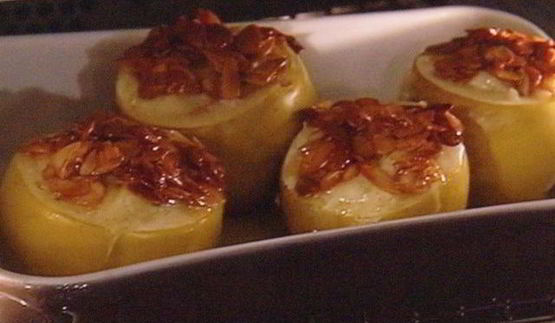 заварной крем-пудинг, запеченный в яблоке, под миндальной корочкой