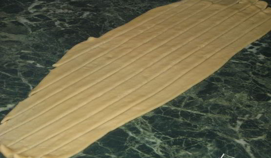 корзинка с сахарными булочками и мармеладом