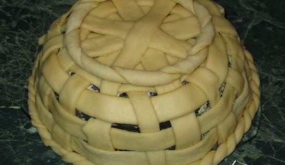 корзинка с сахарными булочками и мармеладом