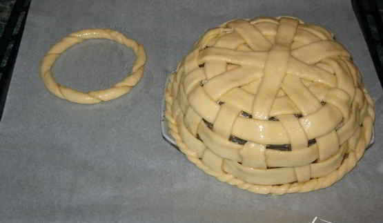 корзинка с сахарными булочками и мармеладом