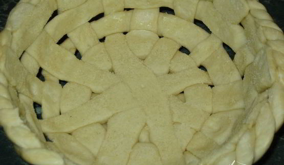 корзинка с сахарными булочками и мармеладом