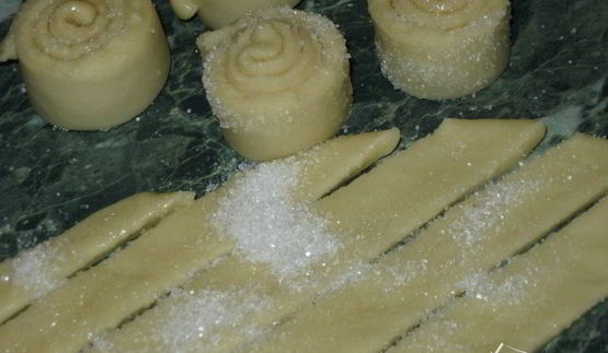 корзинка с сахарными булочками и мармеладом