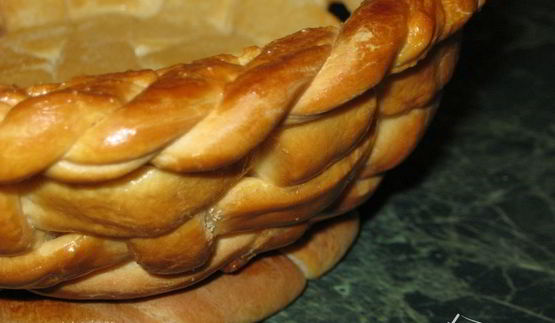 корзинка с сахарными булочками и мармеладом