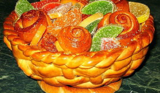 корзинка с сахарными булочками и мармеладом